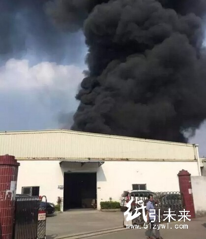 華南一印刷廠大火蔓延至周邊兩廠,8個鎮的31輛消防車全部出動