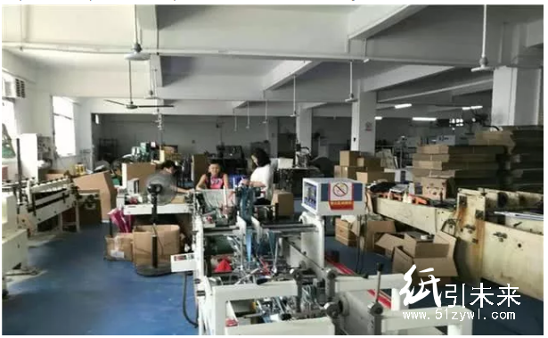 廣州一家包裝廠10多人，全廠為一新員工慶生，誰說廣東工廠不好